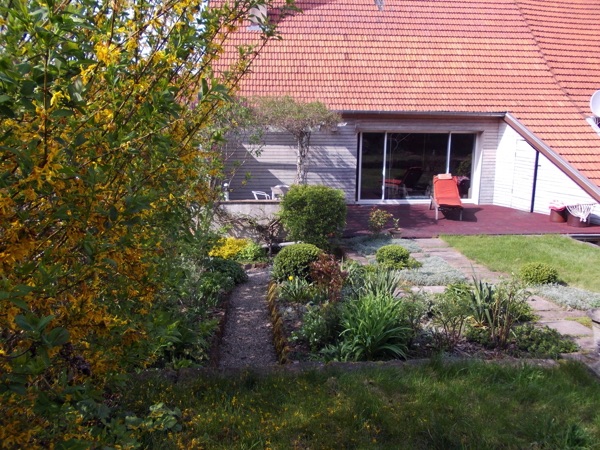 La maison vue du jardin